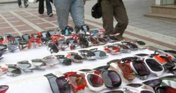 Οι κίνδυνοι που κρύβουν τα φθηνά γυαλιά ηλίου των πλανόδιων πωλητών