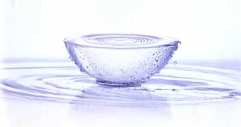 Μπορούν οι φακοί επαφής να φυλαχθούν στο νερό;