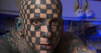 Ο άνθρωπος που έκανε τατουάζ εντός των οφθαλμών του