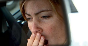 Γιατί τα βλέφαρα φαίνονται «βαριά» κάθε φορά που κουραζόμαστε;