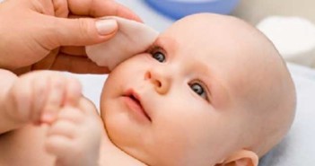 Πώς να καθαρίσετε σωστά τα μάτια του μωρού σας