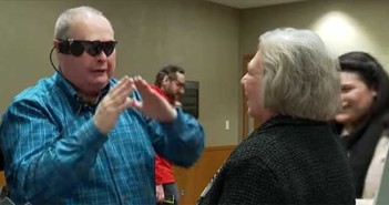 Η στιγμή που ο άνδρας με βιονικά μάτια είδε την γυναίκα του