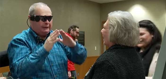 Η στιγμή που ο άνδρας με βιονικά μάτια είδε την γυναίκα του