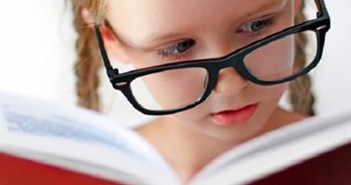 Τα παιδιά που παίζουν εκτός σπιτιού κινδυνεύουν λιγότερο από μυωπία