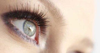 Αντιμετωπίστε μόνες σας την πτώση των βλεφαρίδων