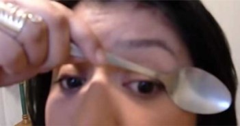 Πώς να γυρίσω τις βλεφαρίδες μου με το κουτάλι;