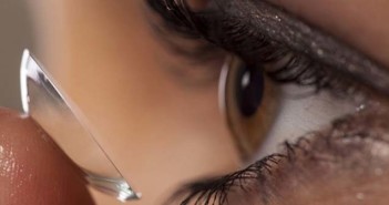 Μακιγιάζ και ντεμακιγιάζ ματιών για όσες φορούν φακούς επαφής