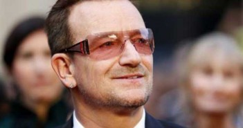 Μπόνο: Αυτός είναι ο λόγος που δεν βγάζει ποτέ τα γυαλιά ηλίου του