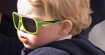 Θραύση έκαναν τα κίτρινα γυαλιά ηλίου του πρίγκιπα George