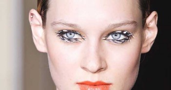 Νέα τεχνική μακιγιάζ στις βλεφαρίδες – «Παίζοντας τρίλιζα»