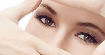 Αυτές είναι οι 6 κακές συνήθειες που «γερνάνε» τα μάτια σας