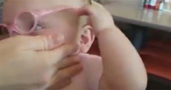 Η αντίδραση ενός μωρού όταν βλέπει για πρώτη φορά στη ζωή του