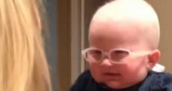 Παιδί 8 μηνών βλέπει χάρη σε ειδικά γυαλιά για πρώτη φορά τη μητέρα του