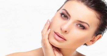 Όμορφο, νεανικό βλέμμα με λίγες κινήσεις